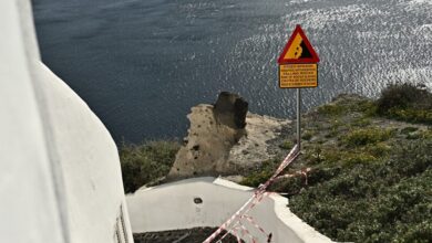 Σεισμοί-στη-Σαντορίνη:-Συνεχίζονται-οι-κατολισθήσεις,-κορδέλες-και-σημάνσεις-σε-πολλά-σημεία-του-νησιού