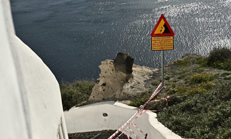 Σεισμοί-στη-Σαντορίνη:-Συνεχίζονται-οι-κατολισθήσεις,-κορδέλες-και-σημάνσεις-σε-πολλά-σημεία-του-νησιού