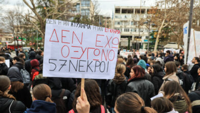 Η-λαοθάλασσα,-το-«καπέλωμα»-και-ο-σεβασμός-στη-μνήμη-των-θυμάτων-^-το-νέο-μπρα-ντε-φερ-Σαμαρά-–-Μαξίμου-^-«να-οργανωθούμε»-αλλά-με-δικά-σας-money,-λέει-ο-Κασσελάκης