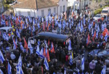 Το-Ισραήλ-αποχαιρετά-τη-Σίρι-Μπίμπας-και-τους-γιους-της-–-Πλήθος-κόσμου-στους-δρόμους-από-όπου-περνά-η-νεκρώσιμη-πομπή