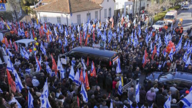 Το-Ισραήλ-αποχαιρετά-τη-Σίρι-Μπίμπας-και-τους-γιους-της-–-Πλήθος-κόσμου-στους-δρόμους-από-όπου-περνά-η-νεκρώσιμη-πομπή