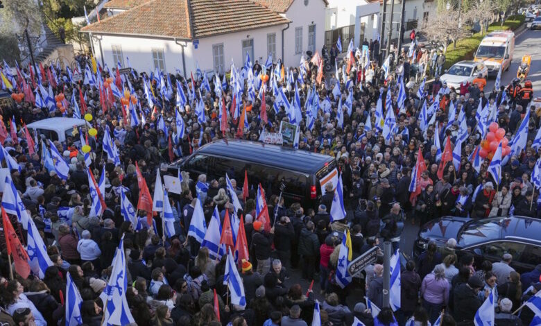 Το-Ισραήλ-αποχαιρετά-τη-Σίρι-Μπίμπας-και-τους-γιους-της-–-Πλήθος-κόσμου-στους-δρόμους-από-όπου-περνά-η-νεκρώσιμη-πομπή