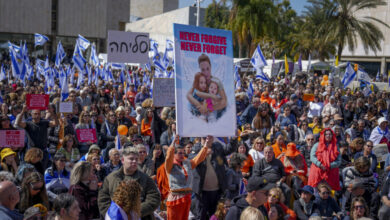 Ισραήλ:-Συγκλονίζει-ο-Γιάρντεν-Μπίμπας-στην-κηδεία-της-οικογένειάς-του-–-«Σίρι,-συγγνώμη-που-δεν-σας-προστάτεψα»