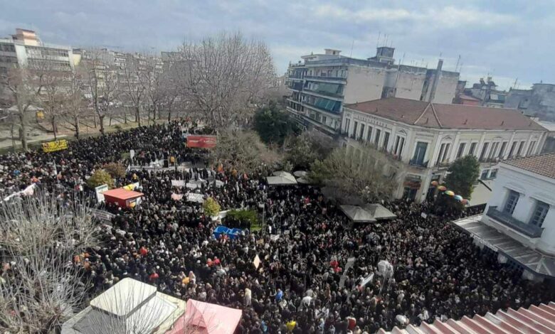 “bούλιαξε”-από-κόσμο-η-πλατεία-Ρήγα-Φεραίου-στη-συγκέντρωση-για-τα-Τέμπη