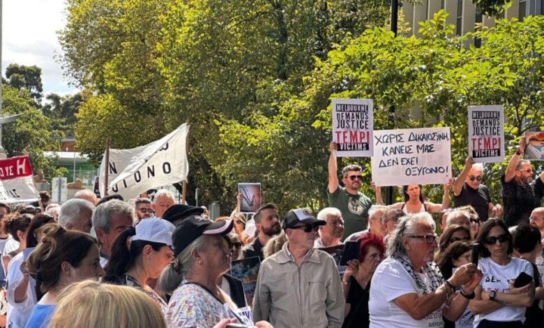 Μελβούρνη:-Εκατοντάδες-Έλληνες-και-Αυστραλοί-έξω-από-το-Προξενείο,-για-τα-Τέμπη