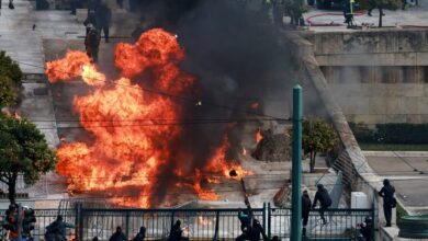 Τέμπη:-Επεισόδια-με-μολότοφ-και-πέτρες-στο-συλλαλητήριο-στο-Σύνταγμα-–-Τους-αποδοκιμάζει-ο-κόσμος