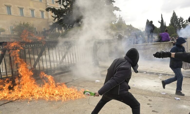 Τέμπη:-Το-σχέδιο-των-κουκουλοφόρων-για-να-αμαυρώσουν-το-συλλαλητήριο-στο-Σύνταγμα-–-Πως-δημιούργησαν-τα-επεισόδια