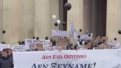 Τέμπη:-Η-ανατριχιαστική-στιγμή-που-ομογενείς-της-Γερμανίας-φωνάζουν-ένα-–-ένα-τα-ονόματα-των-57-νεκρών