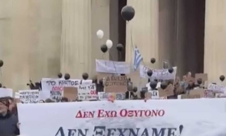 Τέμπη:-Η-ανατριχιαστική-στιγμή-που-ομογενείς-της-Γερμανίας-φωνάζουν-ένα-–-ένα-τα-ονόματα-των-57-νεκρών