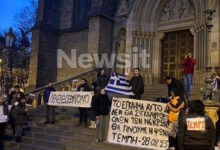 Τέμπη:-Αναμμένα-κεριά-και-πανό-για-«δικαιοσύνη»-σε-διαδήλωση-στην-Πράγα