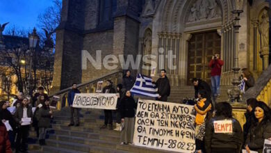 Τέμπη:-Αναμμένα-κεριά-και-πανό-για-«δικαιοσύνη»-σε-διαδήλωση-στην-Πράγα