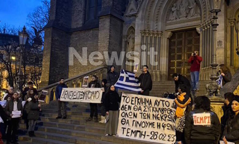 Τέμπη:-Αναμμένα-κεριά-και-πανό-για-«δικαιοσύνη»-σε-διαδήλωση-στην-Πράγα