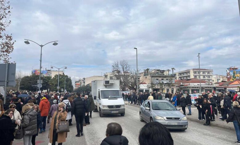 Πεζοί-και-οχήματα-μαζί-–-Καθυστέρησε-η-Τροχαία-Τρικάλων-να-κλείσει-την-κυκλοφορία-στην-Κεντρική-Πλατεία