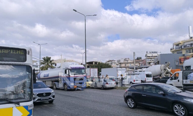 Χαϊδάρι:-Εντυπωσιακή-καραμπόλα-με-5-οχήματα-στη-Λεωφόρο-Αθηνών-όταν-οδηγός-προσπάθησε-να-αλλάξει-λωρίδα