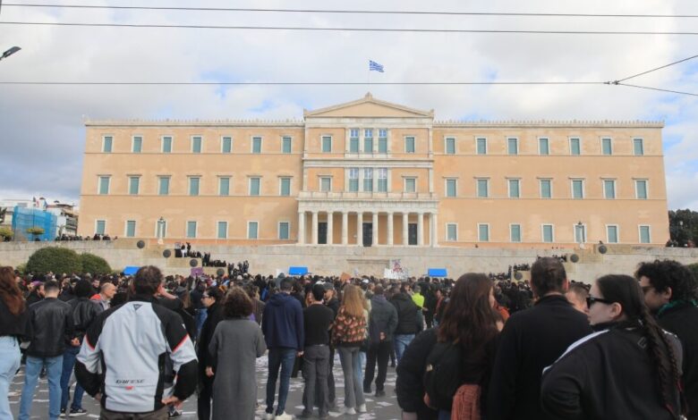 Συλλαλητήριο-για-τα-Τέμπη-στο-κέντρο-της-Αθήνας:-Κλειστοί-οι-σταθμοί-του-Μετρό-Σύνταγμα-και-Πανεπιστήμιο