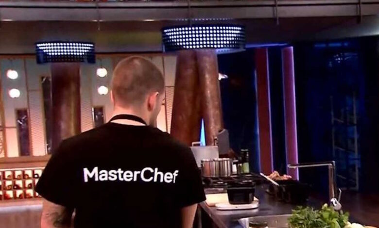 masterchef:-Δεν-πρόλαβε-να-βγάλει-πιάτο-και-αποχώρησε-–-Η-ατάκα-«δηλητήριο»-του-Σωτήρη-Κοντιζά