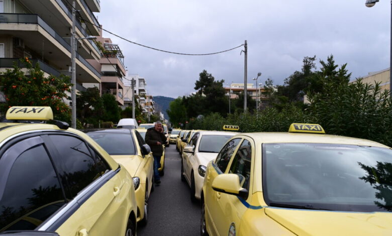 Τροχαίο-στο-Περιστέρι:-Νεκρός-οδηγός-ταξί-στη-Λεωφόρο-Θηβών-–-Τρεις-τραυματίες