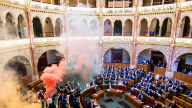 Ουγγαρία:-Χάος-στη-Βουλή-μετά-την-ψήφιση-νόμου-που-απαγορεύει-την-παρέλαση-pride-–-Άναψε-καπνογόνα-η-αντιπολίτευση