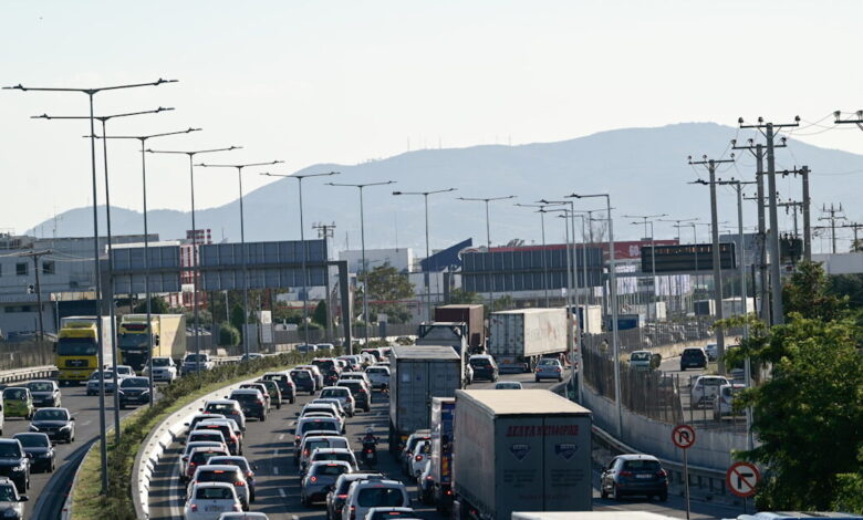 Κίνηση-στους-δρόμους:-Ουρές-χιλιομέτρων-στον-Κηφισό-–-Προβλήματα-στη-Λεωφόρο-Κηφισίας,-στο-κέντρο-της-Αθήνας-και-στην-Αττική-Οδό