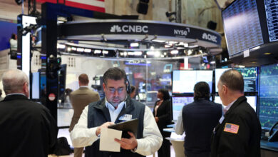 wall-street:-Οι-προσδοκίες-για-μείωση-των-επιτοκίων-ανεβάζουν-τις-μετοχές-και-ρίχνουν-τις-ομολογιακές-αποδόσεις