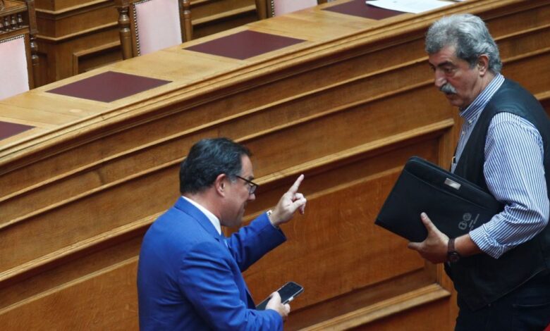 Άδωνις-Γεωργιάδης-–-Παύλος-Πολάκης:-Βαριές-κουβέντες-στη-Βουλή-–-«Είσαι-το-ρεζίλι-της-Κρήτης»,-«άσε-τις-παπ@@ες»