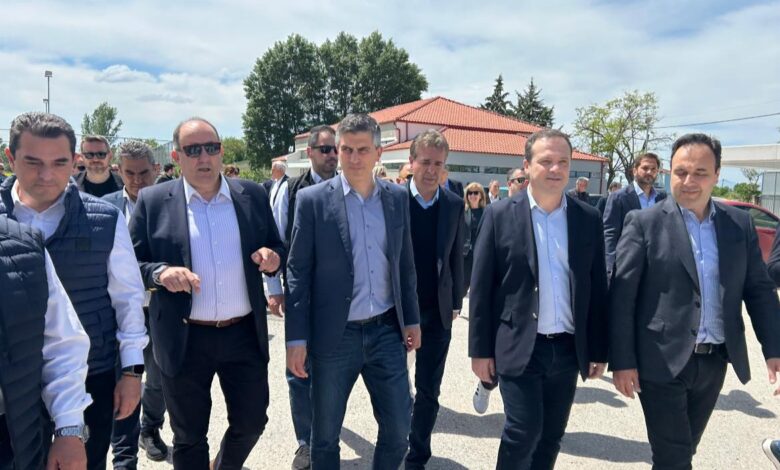 Σε-σχολικές-μονάδες-της-Φαρκαδόνας-ο-Δήμας-–-Επέβλεψε-τα-έργα-αποκατάστασης