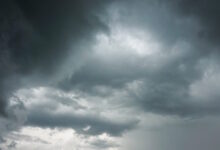 Καιρός-σήμερα:-Με-βροχές,-καταιγίδες-και-ισχυρούς-ανέμους-θα-περάσουμε-την-Πρωτομαγιά-–-Στους-26-βαθμούς-θα-φτάσει-η-θερμοκρασία