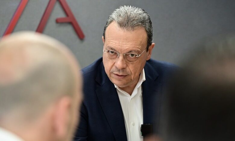 ΣΥΡΙΖΑ:-«Τακτική-Τριαντόπουλου»-από-την-κυβέρνηση-για-να-πέσει-στα-μαλακά-ο-Κώστας-Καραμανλής