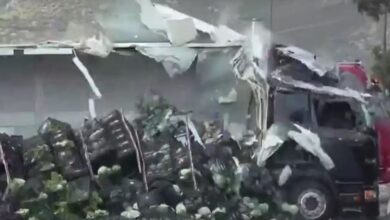 «Γύρισε-η-νταλίκα-γιατί-δεν-είχα-λάστιχα»,-λέει-ο-οδηγός-του-φορτηγού-για-την-ανατροπή-του-οχήματος-στον-Σκαραμαγκά