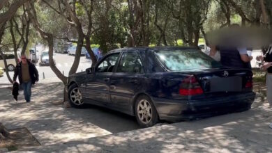 Αυτοκίνητο-«κόλλησε»-στα-σκαλιά-έξω-από-το-Ηρώδειο-–-Ο-ηλικιωμένος-οδηγός-πήρε-λάθος-στροφή