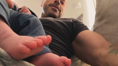 Ανθή-Βούλγαρη:-Η-cute-selfie-του-Κώστα-Κωνσταντινίδη-με-τον-2-μηνών-γιο-τους-και-το-μήνυμα-της-δημοσιογράφου