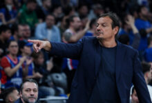 Ο-Εργκίν-Αταμάν-έφυγε-από-το-γήπεδο-πριν-τελειώσει-το-Εφές-–-Παναθηναϊκός-με-χειρονομία-για-τους-δύο-τίτλους-προς-τους-Τούρκους-οπαδούς