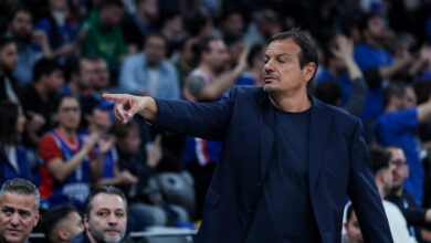 Ο-Εργκίν-Αταμάν-έφυγε-από-το-γήπεδο-πριν-τελειώσει-το-Εφές-–-Παναθηναϊκός-με-χειρονομία-για-τους-δύο-τίτλους-προς-τους-Τούρκους-οπαδούς