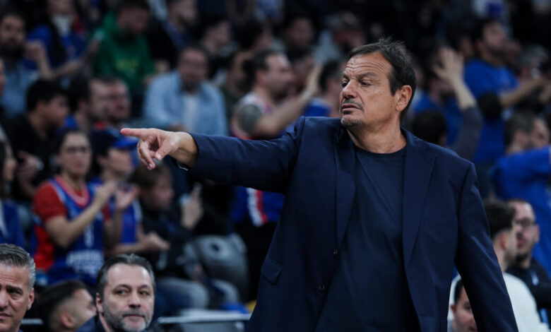 Ο-Εργκίν-Αταμάν-έφυγε-από-το-γήπεδο-πριν-τελειώσει-το-Εφές-–-Παναθηναϊκός-με-χειρονομία-για-τους-δύο-τίτλους-προς-τους-Τούρκους-οπαδούς
