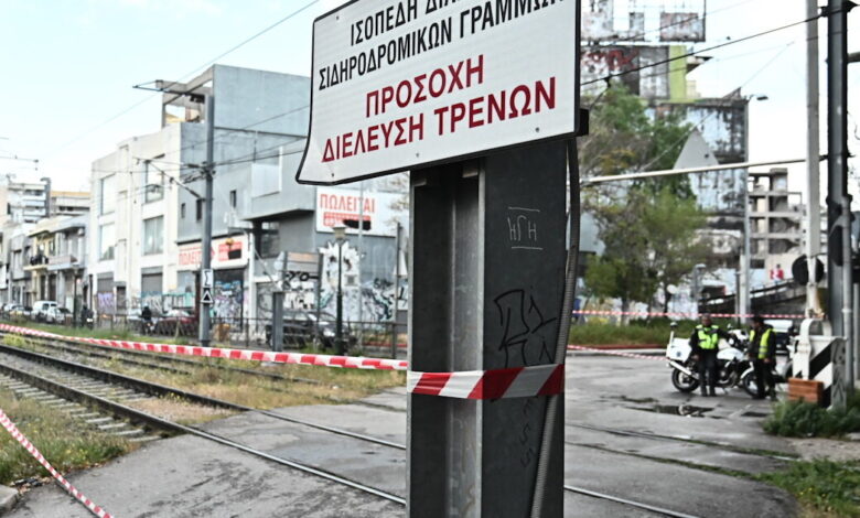 ΟΣΕ:-Απολύθηκε-φύλακας-που-άργησε-να-κατεβάσει-τις-μπάρες-σε-ισόπεδη-διάβαση