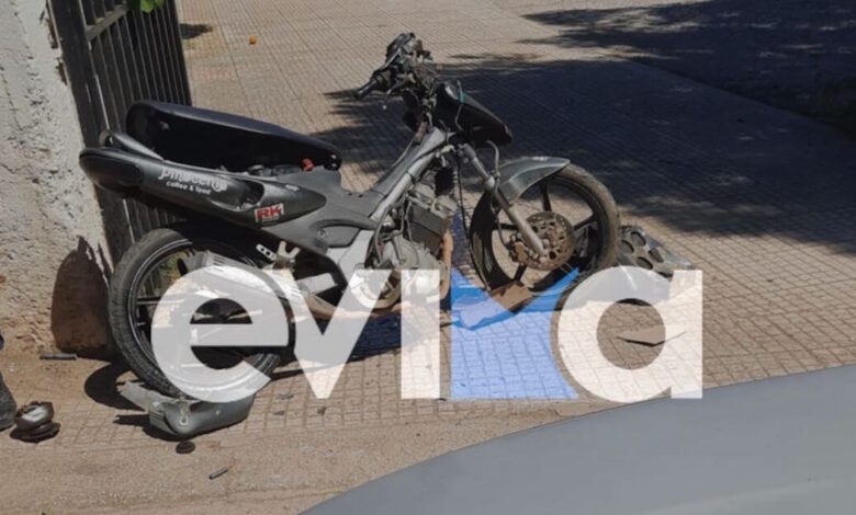 Τροχαίο-στην-Εύβοια:-Αυτοκίνητο-συγκρούστηκε-με-μηχανή-–-Ένας-τραυματίας
