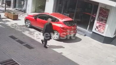 Μαρούσι: Νέα-βίντεο-ντοκουμέντο-με-τον-άνδρα-με-τη-μαύρη-καμπαρντίνα-που-παρενοχλεί-ανήλικες