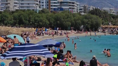 Καιρός:-«Βούλιαξαν»-από-κόσμο-οι-παραλίες-της-Αττικής-–-Οδεύει-προς-τους-30-βαθμούς-Κελσίου-ο-υδράργυρος