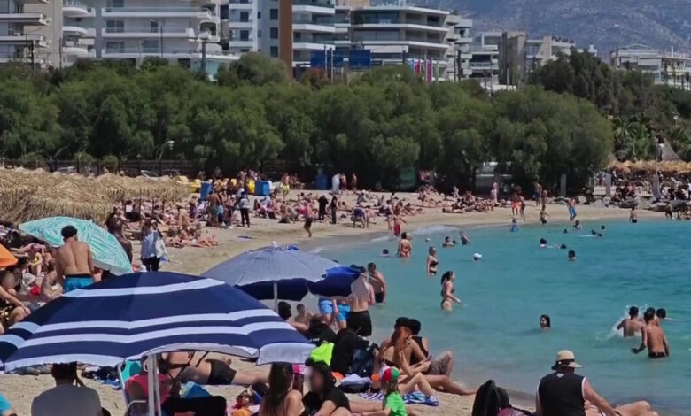 Καιρός:-«Βούλιαξαν»-από-κόσμο-οι-παραλίες-της-Αττικής-–-Οδεύει-προς-τους-30-βαθμούς-Κελσίου-ο-υδράργυρος