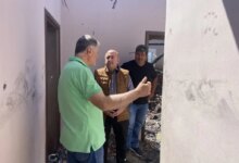 Επίσκεψη-Σακκά-στο-Ρίζωμα-–-Στήριξη-Δήμου-Τρικκαίων-σε-πυρόπληκτη-οικογένεια