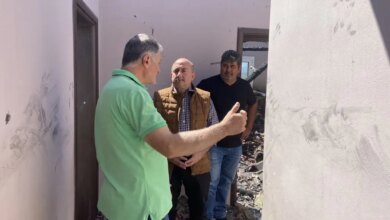 Επίσκεψη-Σακκά-στο-Ρίζωμα-–-Στήριξη-Δήμου-Τρικκαίων-σε-πυρόπληκτη-οικογένεια