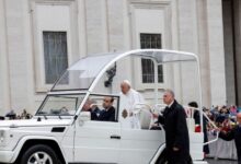 Πάπας-Φραγκίσκος:-Ένα-από-τα-popemobile-μετατρέπεται-σε-κινητό-ιατρείο-για-τα-παιδιά-στη-Γάζα