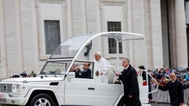 Πάπας-Φραγκίσκος:-Ένα-από-τα-popemobile-μετατρέπεται-σε-κινητό-ιατρείο-για-τα-παιδιά-στη-Γάζα