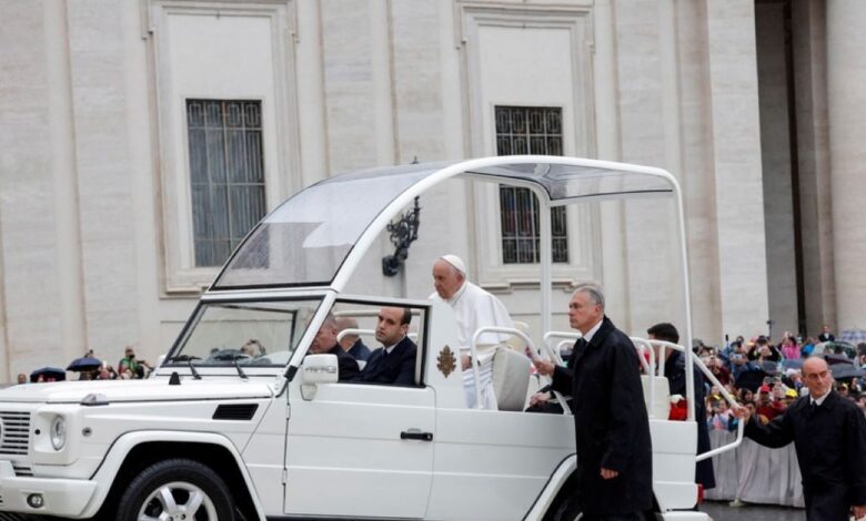 Πάπας-Φραγκίσκος:-Ένα-από-τα-popemobile-μετατρέπεται-σε-κινητό-ιατρείο-για-τα-παιδιά-στη-Γάζα