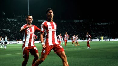 Ολυμπιακός:-Ο-απολαυστικός-διάλογος-Κωστούλα-–-Μουζακίτη-για-τις-κάρτες-τους-στη-panini
