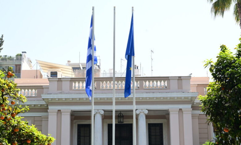 Με-το-βλέμμα-στις-δημοσκοπήσεις-το-Μέγαρο-Μαξίμου:-Στόχος-το-32%-μετά-τη-ΔΕΘ-και-ο-ρόλος-του-Κώστα-Καραμανλή