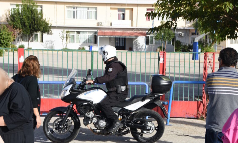 Ρόδος:-Ανήλικη-απείλησε-με-σουγιά-συμμαθητές-της-έξω-από-το-σχολείο-τους-–-Είναι-γνωστή-για-την-παραβατική-συμπεριφορά-της