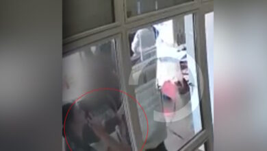 Επεισόδια-στην-Πολυτεχνειούπολη:-Η-στιγμή-της-επίθεσης-στην-υπεύθυνη-του-κυλικείου-–-«Με-χαστούκισαν-γιατί-πήγα-να-βγάλω-την-αφίσα-που-κόλλησαν»