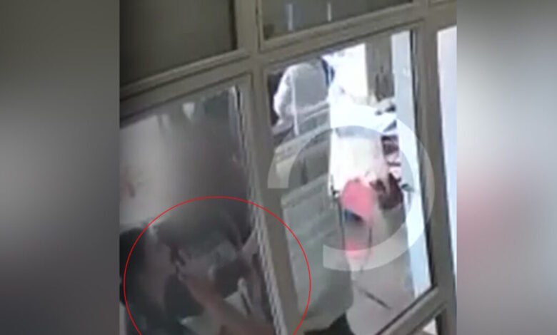 Επεισόδια-στην-Πολυτεχνειούπολη:-Η-στιγμή-της-επίθεσης-στην-υπεύθυνη-του-κυλικείου-–-«Με-χαστούκισαν-γιατί-πήγα-να-βγάλω-την-αφίσα-που-κόλλησαν»