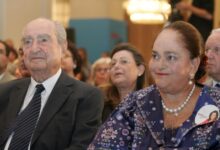 Κυριάκος-Μητσοτάκης-και-Ντόρα-Μπακογιάννη:-Οι-αναρτήσεις-για-τα-13-χρόνια-χωρίς-τη-Μαρίκα-Μητσοτάκη-–-«Μαμά-μου,-πόσο-μου-λείπεις!»